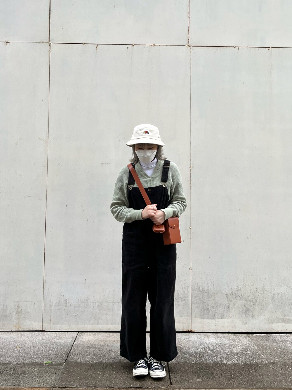「ootd、FRUIT OF THE LOOM、hat、green、niko and ...、CONVERSE1970、UNIQLO U、CHARLES＆KEITH、white、街頭穿搭、salopette、休閒」｜「niko and...の起毛ツイルドロストサロペット（サロペット/オーバーオール、ブラック系）」を使った、𝖒𝖒𝖎𝖈𝖍𝖊𝖑𝖑𝖊𝖈さん（レディース・163cm）の春コーディネートの1枚目の写真