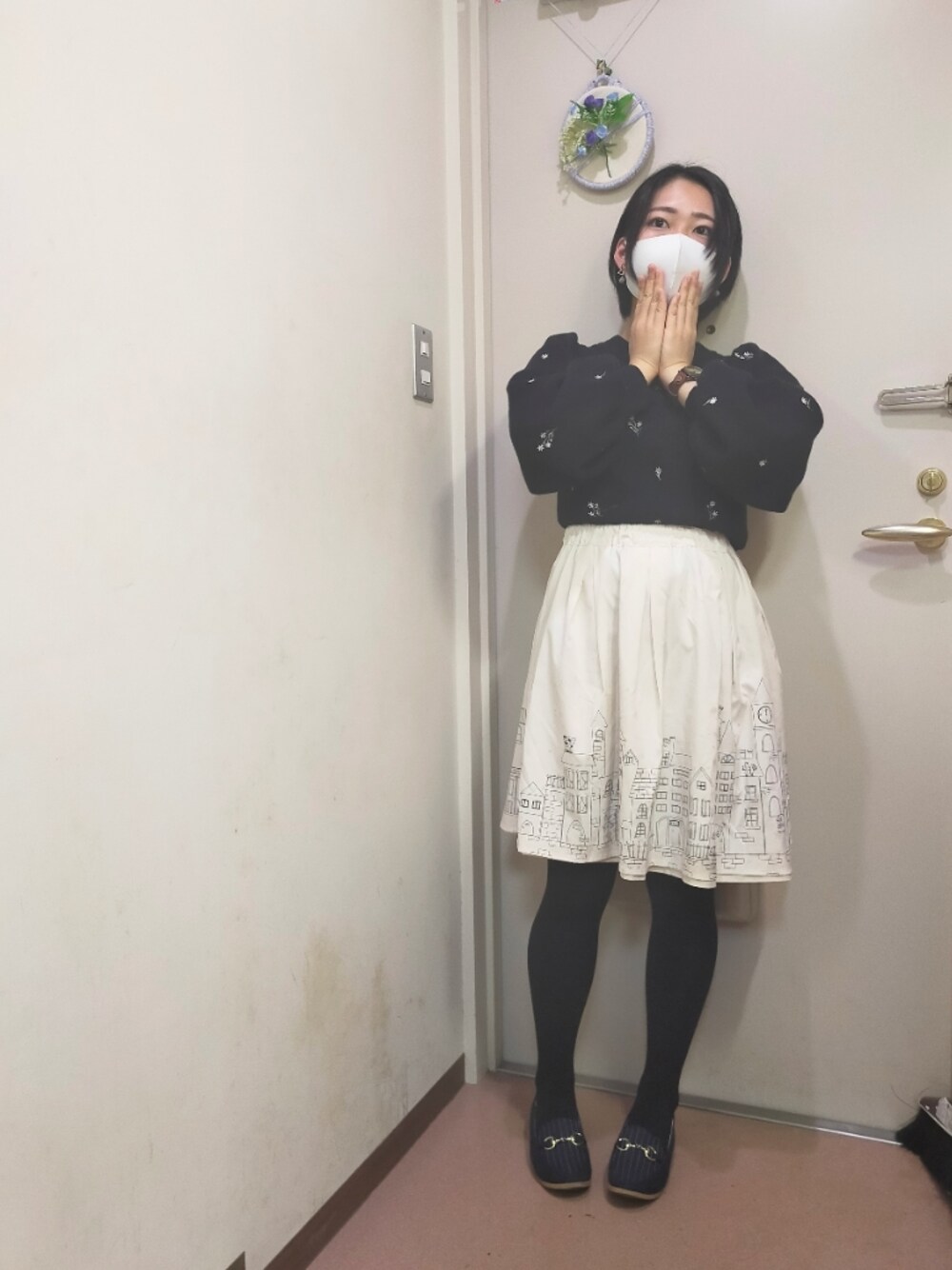 「ニット、パンプス、花柄、柄スカート、柄×柄、rivet & surge、OLIVE des OLIVE、白スカート、黒ニット、ショートヘア、黒髪、でこ出し、オリーブ デ オリーブ(OLIVE des OLIVE)、ニットコーデ、ボリューム袖」｜「OLIVE des OLIVEのお花刺繍ニット（ニット/セーター、ブラック系）」を使った、okamotoさん（レディース・156cm）の冬コーディネートの1枚目の写真