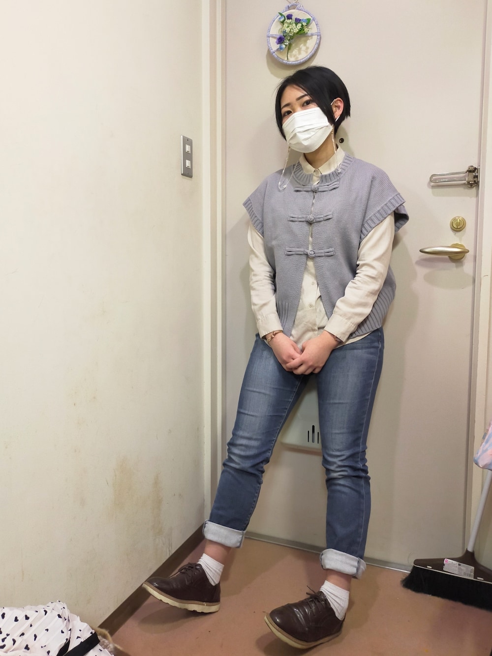 「nice claup、ベスト、チャイナ、パープル、UNIQLO、シャツスタイル、重ね着、レイヤードスタイル、libertydoll、春服みてみて、カジュアルコーデ、パンツスタイル、でこ出し、黒髪、ショートヘア」｜「NICE CLAUPのアイテム（ベスト、パープル系）」を使った、okamotoさん（レディース・157cm）の春コーディネートの1枚目の写真