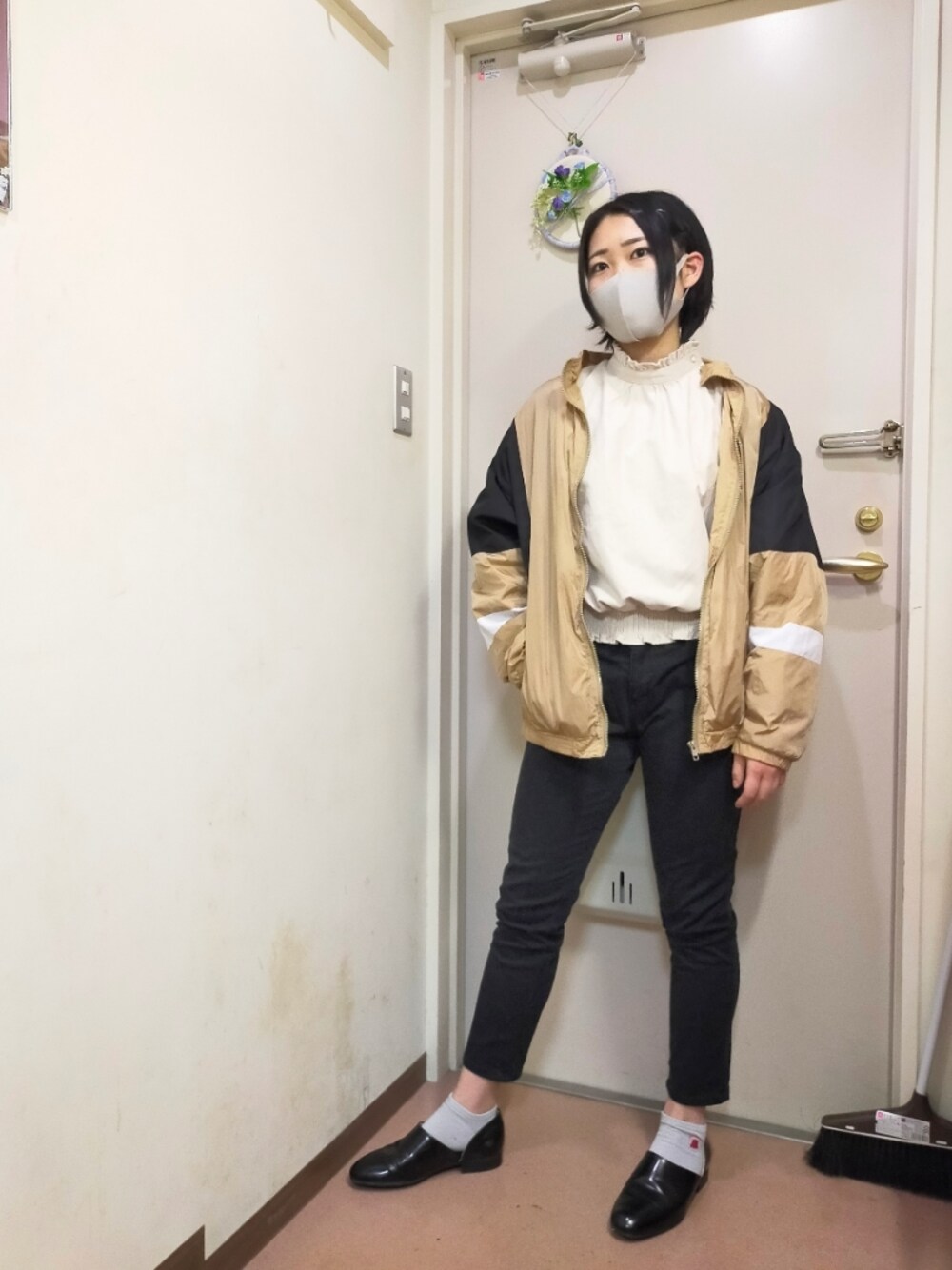 「KAPPA、オーバーサイズ、OLIVE des OLIVE、オリーブ デ オリーブ(OLIVE des OLIVE)、フリルトップス、ゆるコーデ、HARUTA、ハルタ、革靴、シンプルコーデ、シンプル、でこ出し、黒髪、ショートヘア、モード」｜「OLIVE des OLIVEの肩ボタンハイネックブラウス（シャツ/ブラウス、ベージュ系）」を使った、okamotoさん（レディース・156cm）の冬コーディネートの1枚目の写真