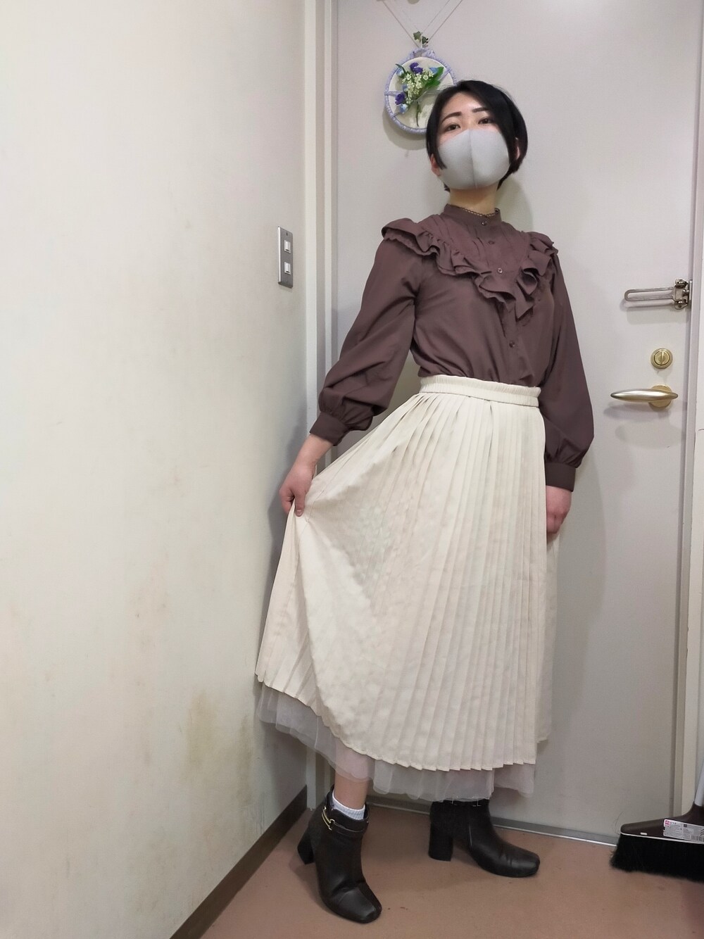 「nice claup、ブラウス、フリルトップス、フリルブラウス、フリル、KOBE LETTUCE、プリーツスカート、ロングスカート、オフホワイト、Realta、スクエアトゥ、ショートブーツ、でこ出し、黒髪、ショートヘア」｜「NICE CLAUPのアイテム（シャツ/ブラウス、ブラウン系）」を使った、okamotoさん（レディース・157cm）の春コーディネートの1枚目の写真