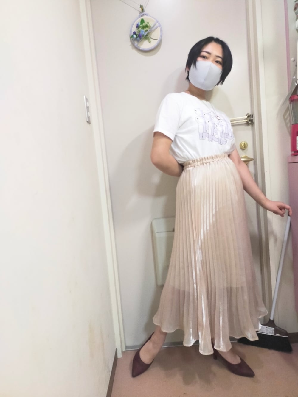 「design tshirts store graniph、graniph、グラニフ、11ぴきのねこ、OLIVE des OLIVE、オリーブ デ オリーブ(OLIVE des OLIVE)、プリーツスカート、Aラインスカート、UNIQLO、ショートヘア」｜「Design Tshirts Store graniphのコラボレーションTシャツ/11ぴきのねこ（Tシャツ/カットソー、ホワイト系）」を使った、okamotoさん（レディース・156cm）の夏コーディネートの1枚目の写真