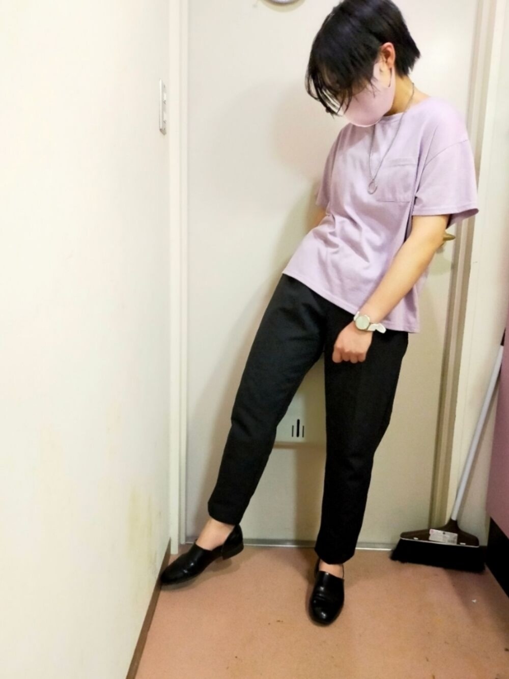 「clear、クリア、スラックス、スラックスパンツ、スラックス 黒、HARUTA、ハルタ、革靴、革靴 黒、スポックシューズ、SPINNS、スピンズ、でこ出し、黒髪、ショートヘア」｜「SHINY PEOPLEのアイテム（Tシャツ/カットソー、パープル系）」を使った、okamotoさん（レディース・156cm）の秋コーディネートの1枚目の写真