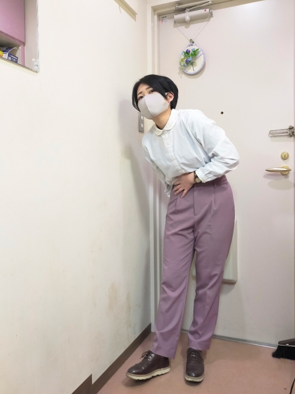 「シャツ、シャツスタイル、白シャツ、Avail、スラックス、スラックスパンツ、カラーパンツ、くすみカラー、くすみピンク、libertydoll、シンプルコーデ、きれいめコーディネート、でこ出し、黒髪、ショートヘア」｜「persodeaのアイテム（シャツ/ブラウス、ホワイト系）」を使った、okamotoさん（レディース・157cm）の冬コーディネートの1枚目の写真