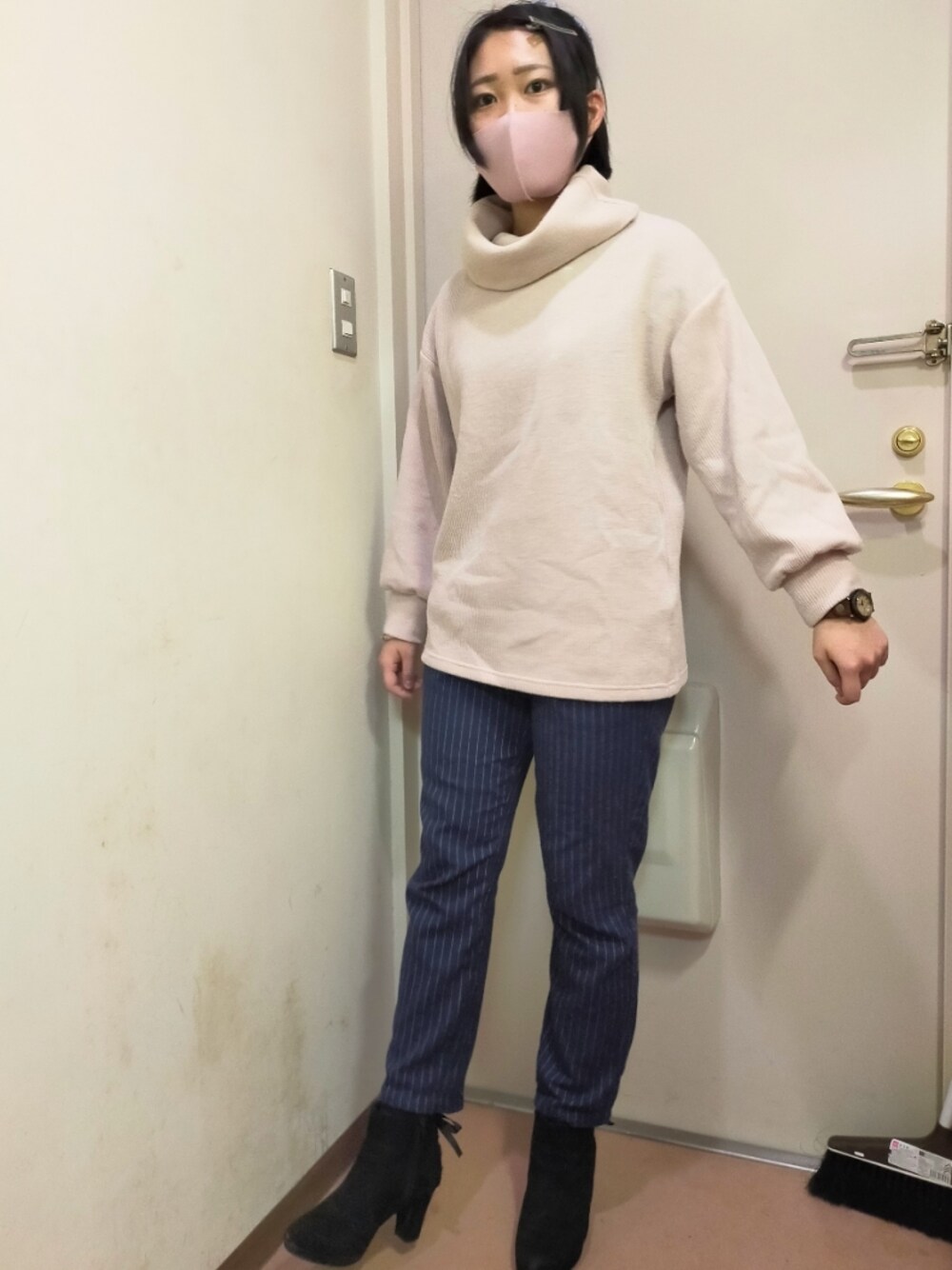 「柄パンツ、セーター、ストライプ、ショートブーツ、タートルネック、しまむら、ストライプパンツ、シンプルコーデ、ハニーズ、Honeys、ショートヘア、黒髪、でこ出し、タートルネックセーター、しまむら様」｜「Honeysのアイテム（ニット/セーター、ピンク系）」を使った、okamotoさん（レディース・156cm）の秋コーディネートの1枚目の写真