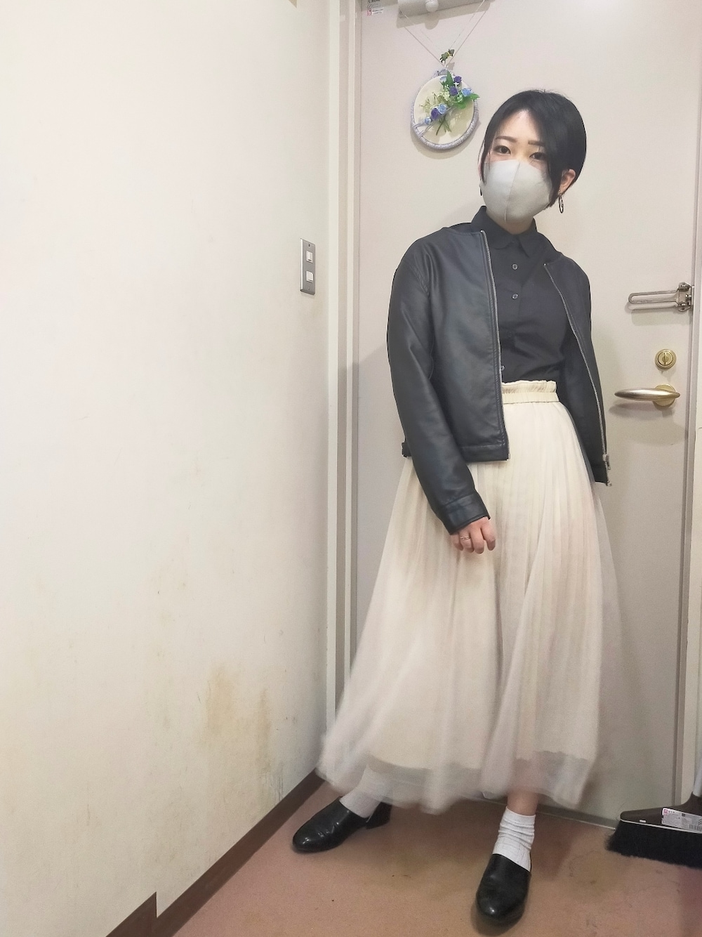 「nice claup、フェイクレザー、レザージャケット、黒シャツ、シャツスタイル、KOBE LETTUCE、プリーツスカート、シフォンスカート、ロングスカート、HARUTA、革靴、モノトーン、でこ出し、黒髪、ショートヘア」｜「イオンの服売り場で買いましたのアイテム（シャツ/ブラウス、ブラック系）」を使った、okamotoさん（レディース・157cm）の冬コーディネートの1枚目の写真
