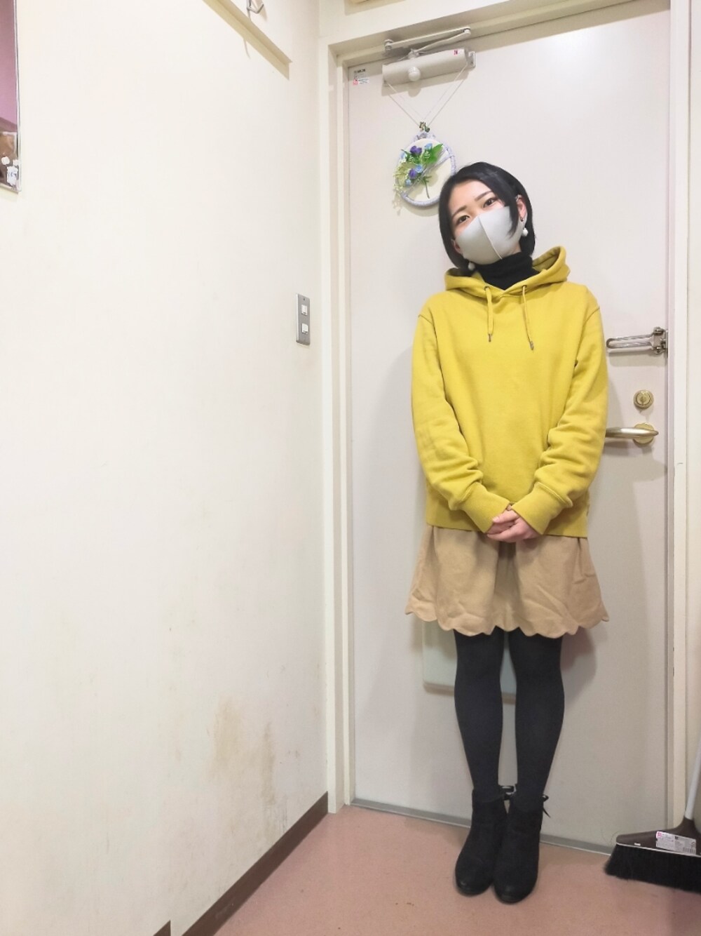 「UNIQLO、ユニクロ、パーカー、オーバーサイズ、タートルネック、重ね着、Honeys、ハニーズ、ショートブーツ、マスタード、からし色、冬コーデ、でこ出し、黒髪、ショートヘア」｜「UNIQLOのスウェットプルパーカ（長袖）（パーカー、イエロー系）」を使った、okamotoさん（レディース・156cm）の冬コーディネートの1枚目の写真
