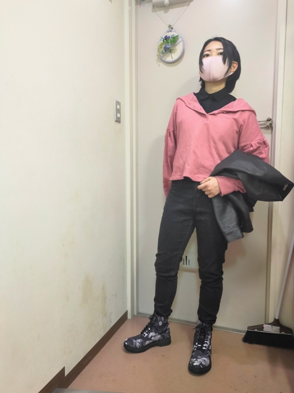「ブーツ、重ね着、H&M、ショート丈、プラットフォーム、黒シャツ、nice claup、黒スキニー、ストリートMIX、ショートヘア、黒髪、ナイスクラップ、でこ出し、バルーン袖、ADIRA」｜「ADIRAのボタンオープンフーディー（パーカー、ピンク系）」を使った、okamotoさん（レディース・156cm）の秋コーディネートの1枚目の写真