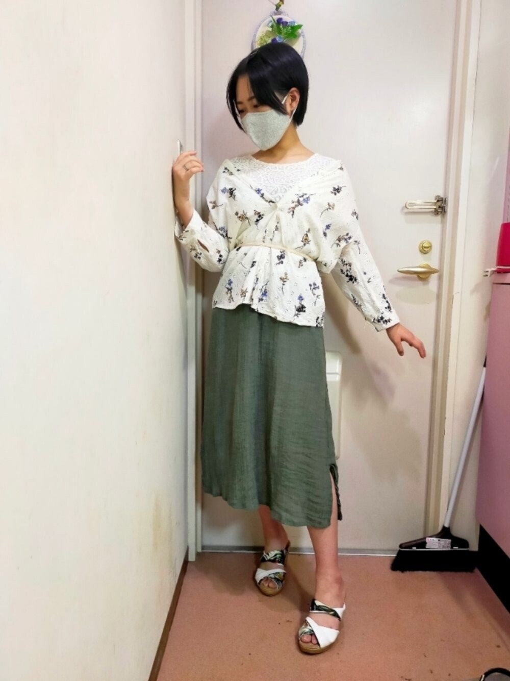 「ワンピース、ワンピーススタイル、ワンピース×シャツ、シャツスタイル、柄シャツ、ノーカラーシャツ、襟なしシャツ、しまむら、しまむら様、白サンダル、ウエスト、おでかけコーデ、でこ出し、黒髪、ショートヘア」｜「isolaineのアイテム（シャツ/ブラウス、ホワイト系）」を使った、okamotoさん（レディース・156cm）の秋コーディネートの1枚目の写真