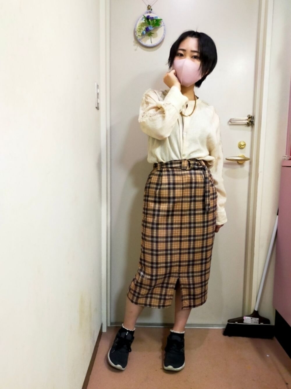 「Heather、へザー、KOBE LETTUCE、コウベレタス(kobelettuce)、チェック柄、チェックスカート、New Balance、ニューバランス、ALWAYS GOOD TIME、チェーンネックレス、チェーン、ゴールドアクセ、でこ出し、黒髪、ショートヘア」｜「Heatherのカタスケチュニックブラウス　852021（シャツ/ブラウス、ベージュ系）」を使った、okamotoさん（レディース・156cm）の秋コーディネートの1枚目の写真