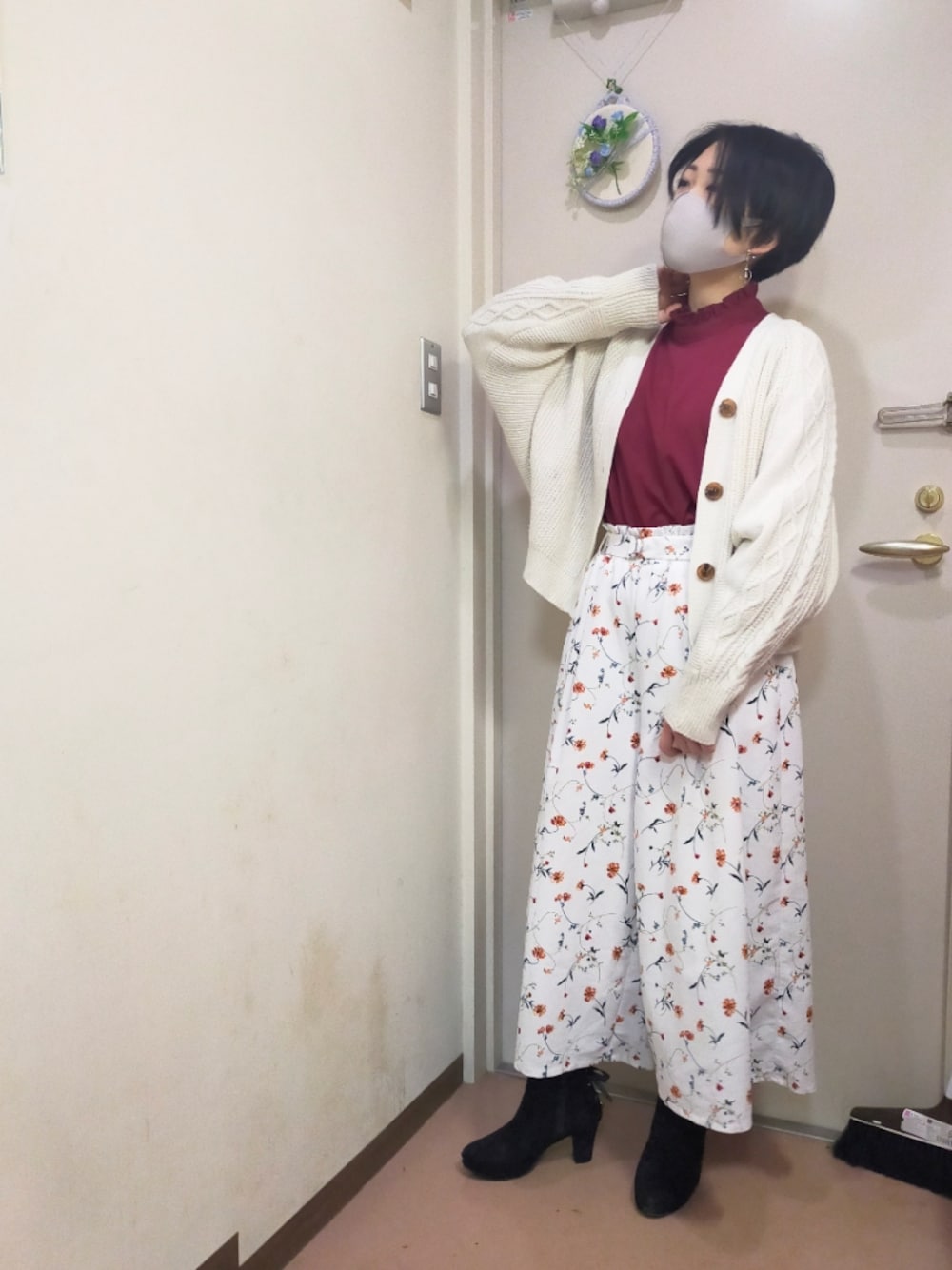 「tiptop、カーディガン、OLIVE des OLIVE、オリーブ デ オリーブ(OLIVE des OLIVE)、フリル襟、花柄、柄パンツ、Honeys、ハニーズ、ショートブーツ、クリスマスに着たい服、紅白コーデ、でこ出し、黒髪、ショートヘア」｜「tiptopのアイテム（ジャケット/アウター、ホワイト系）」を使った、okamotoさん（レディース・156cm）の冬コーディネートの1枚目の写真