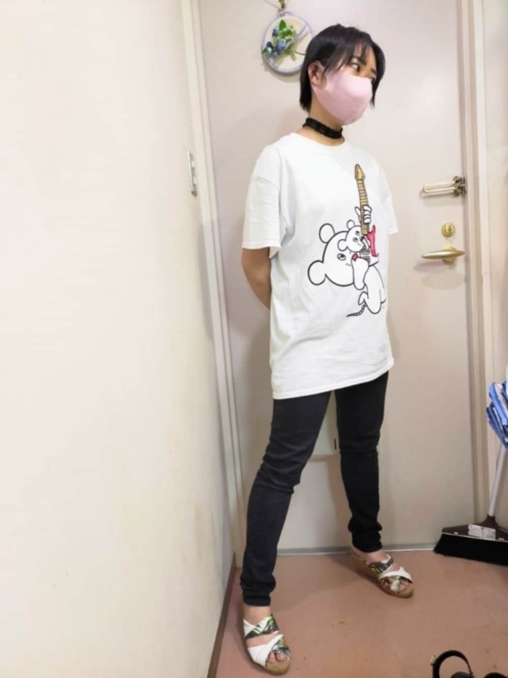 「SPINNS、スピンズ、チョーカー、黒チョーカー、キュウソネコカミ、キュウソ、バンドT、バンドTシャツ、H&M、エイチアンドエム、黒スキニー、しまむら、しまむら様、黒髪、ショートヘア」｜「キュウソネコカミ グッズのアイテム（Tシャツ/カットソー、ホワイト系）」を使った、okamotoさん（レディース・156cm）の夏コーディネートの1枚目の写真