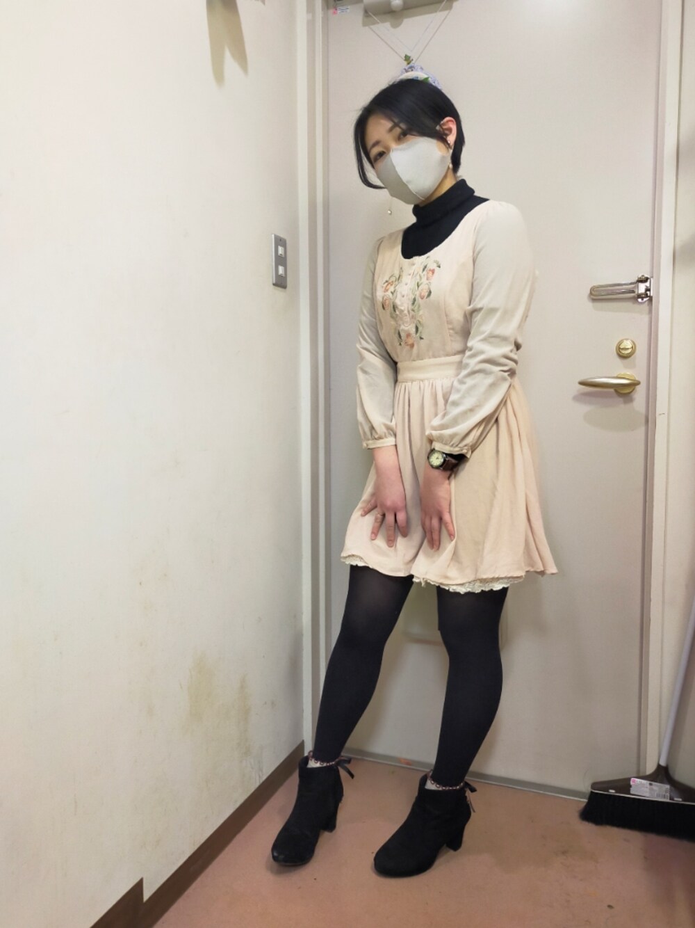 「OLIVE des OLIVE、オリーブ デ オリーブ(OLIVE des OLIVE)、私の推しブランド、ワンピース、UNIQLO、タートルネック、重ね着、レイヤードスタイル、Honeys、ハニーズ、ショートブーツ、でこ出し、黒髪、ショートヘア、きれいめカジュアル」｜「OLIVE des OLIVEのアイテム（ワンピース、ベージュ系）」を使った、okamotoさん（レディース・157cm）の冬コーディネートの1枚目の写真