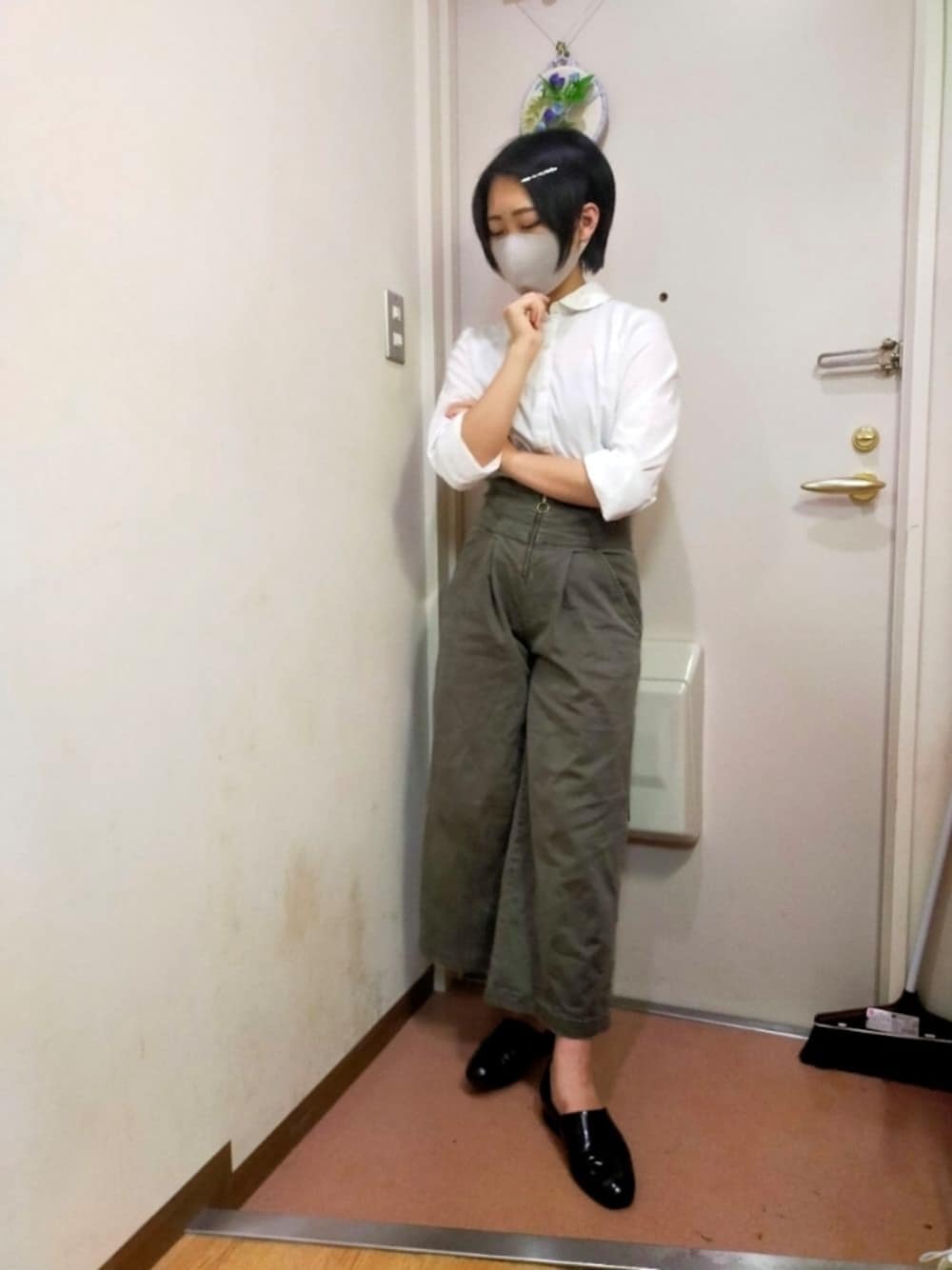 「ワイシャツ、ワイシャツコーデ、白シャツ、白シャツ着まわし、ハイウエスト、ハイウエストパンツ、カーキ、カーキパンツ、HARUTA、ハルタ、革靴、スポックシューズ、でこ出し、黒髪、ショートヘア」｜「persodeaのアイテム（シャツ/ブラウス、ホワイト系）」を使った、okamotoさん（レディース・156cm）の秋コーディネートの1枚目の写真