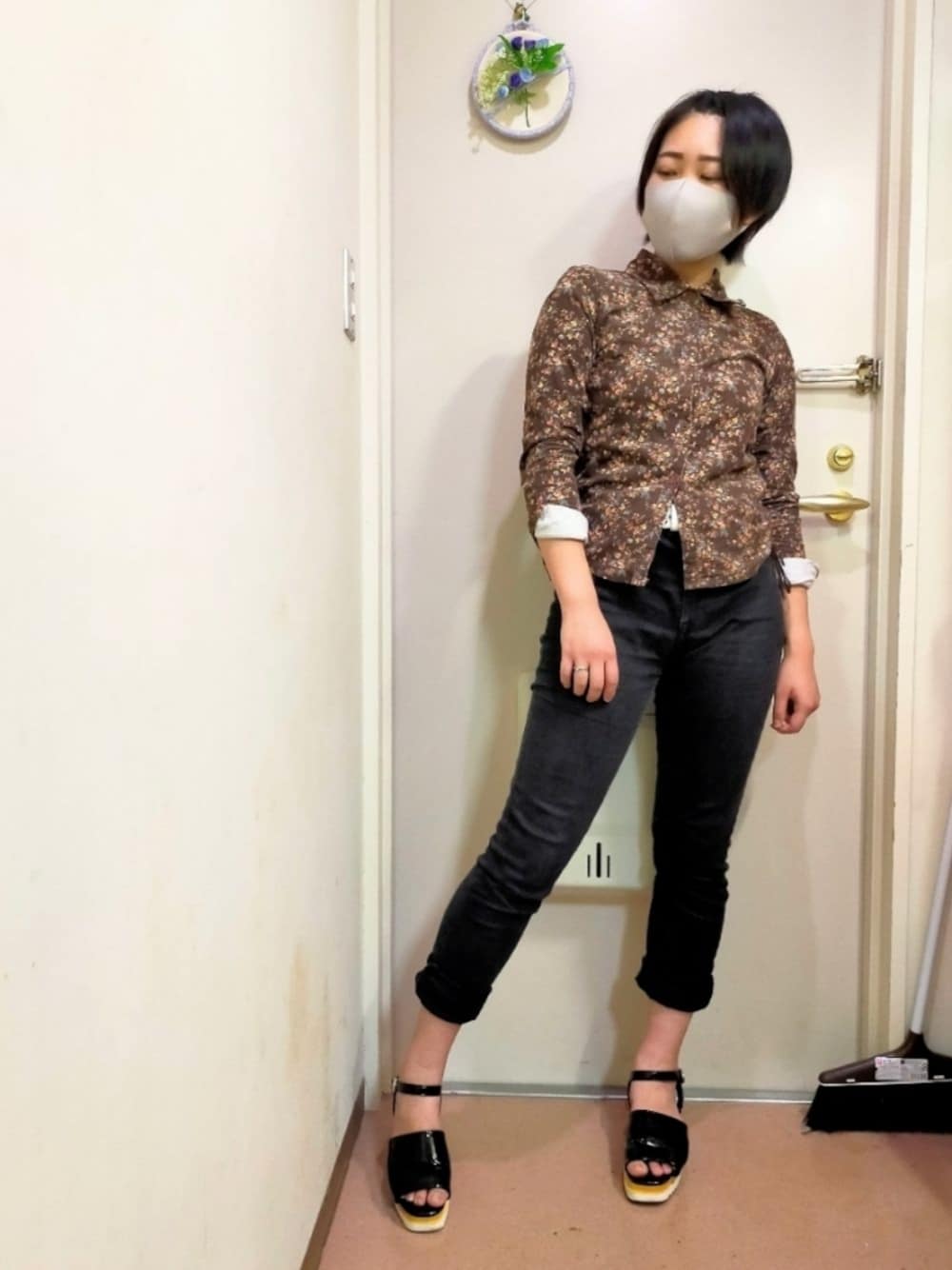 「LIZLISA、リズリサ、コーデュロイ、コーデュロイシャツ、柄シャツ、花柄、花柄シャツ、H&M、エイチアンドエム、黒スキニー、libertydoll、黒サンダル、でこ出し、黒髪、ショートヘア」｜「LIZ LISAのアイテム（シャツ/ブラウス、ブラウン系）」を使った、okamotoさん（レディース・156cm）の秋コーディネートの1枚目の写真