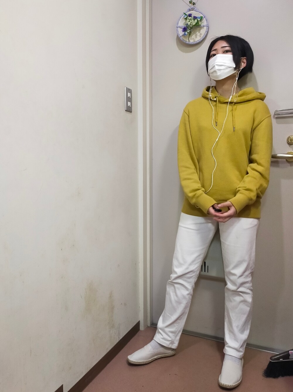 「UNIQLO、ユニクロ、パーカー、マスタード、白パンツ、エスパドリーユ、ユニクロコーデ、足長効果、カジュアルコーデ、春コーデ、着回しコーデ、でこ出し、黒髪、ショートヘア、シンプルコーデ」｜「UNIQLOのスウェットプルパーカ（長袖）（パーカー、イエロー系）」を使った、okamotoさん（レディース・157cm）の春コーディネートの1枚目の写真