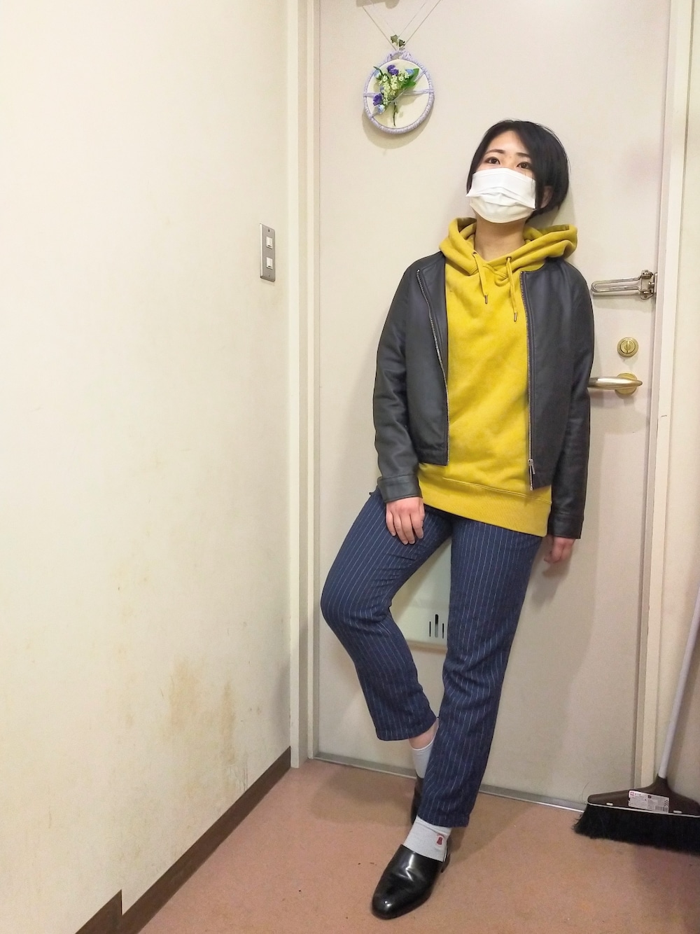 「nice claup、フェイクレザー、レザージャケット、UNIQLO、ユニクロ、パーカー、ビッグシルエット、マスタード、しまむら、しまむら様、HARUTA、革靴、でこ出し、黒髪、ショートヘア」｜「NICE CLAUPのアイテム（ライダースジャケット、ブラック系）」を使った、okamotoさん（レディース・157cm）の冬コーディネートの1枚目の写真
