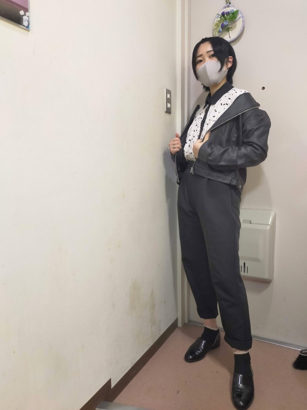 「ジャケット、レザージャケット、スラックス、革靴、HARUTA、スラックスパンツ、フェイクレザー、nice claup、ショートヘア、黒髪、クリア、ナイスクラップ、ハルタ、clear、でこ出し」｜「NICE CLAUPのアイテム（ライダースジャケット、ブラック系）」を使った、okamotoさん（レディース・156cm）の秋コーディネートの1枚目の写真