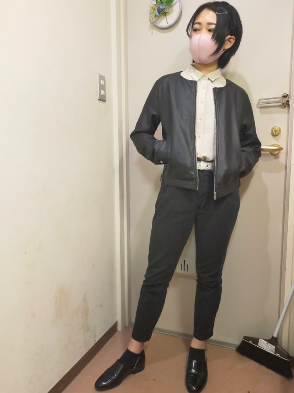 「レザージャケット、ライダース、UNIQLO、ユニクロ、メンズライク、HARUTA、フェイクレザー、nice claup、ショートヘア、黒コーデ、黒髪、ナイスクラップ、ハルタ、でこ出し、プチプラ」｜「UNIQLOのエクストラファインコットンシャツ（長袖）（シャツ/ブラウス、ベージュ系）」を使った、okamotoさん（レディース・156cm）の秋コーディネートの1枚目の写真