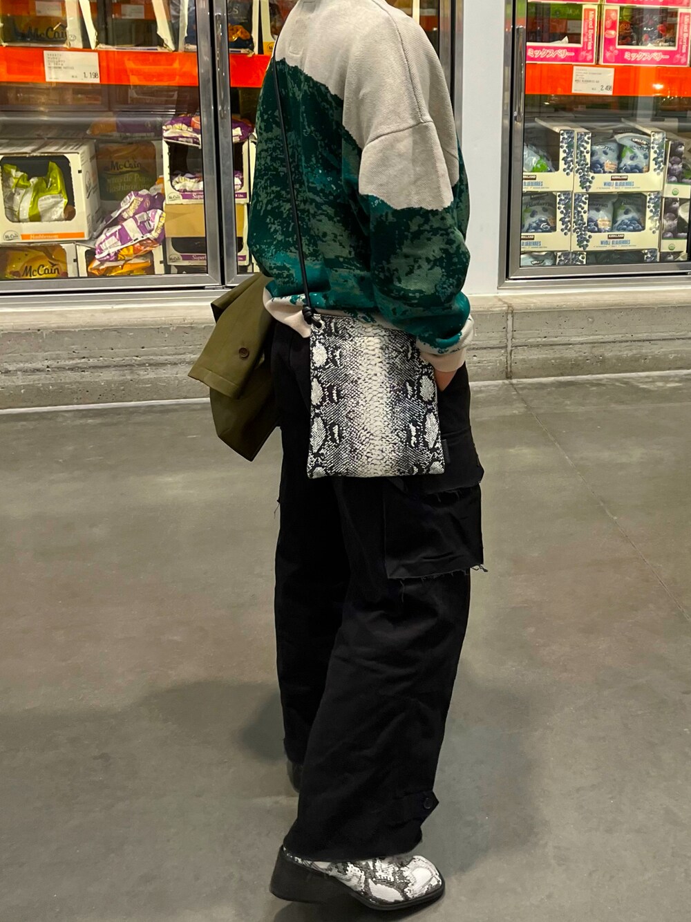 「カジュアル、ワイドパンツ、お洒落さんとつながりたい、メンズコーデ、きれいめカジュアル、革靴、ブーツ、春服デビュー宣言」｜「soerteのSquare toe leather boots/スクエアトゥレザーブーツ（ブーツ、ホワイト系）」を使った、崎野颯人さん（メンズ・168cm）の春コーディネートの1枚目の写真