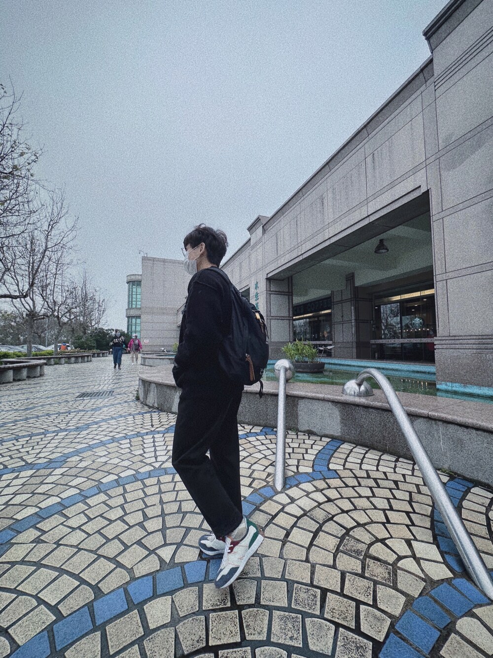 「NEW BALANCEのアイテム（スニーカー、ホワイト系）」を使った、Joeyさん（レディース・154cm）の冬コーディネートの1枚目の写真