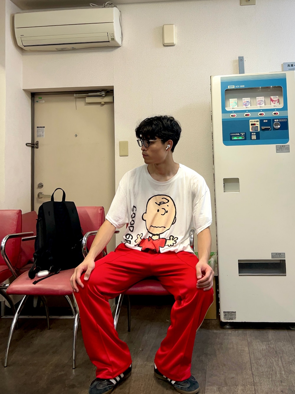 「古着MIX、古着、古着コーデ、スヌーピー、Tシャツ、ラフ、ラフコーデ、シンプルコーデ、大人コーデ、古着男子、タックイン、NEEDLES、トラックパンツ、おしゃれさんと繋がりたい、オーバーサイズ」｜「SNOOPYのアイテム（Tシャツ/カットソー、その他）」を使った、Yuta さん（メンズ・181cm）の夏コーディネートの1枚目の写真