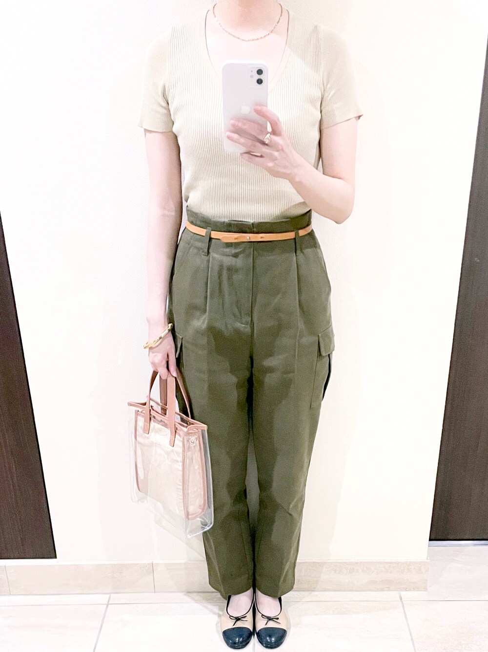 ベージュ系のレインシューズ、ベージュ系のショルダーバッグを着用したレディースの夏コーディネートの1枚目の写真