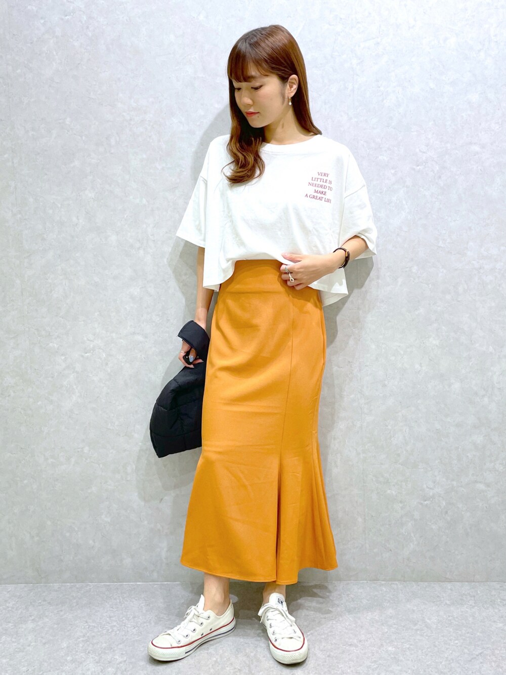 「コンバース、スニーカーコーデ、ロゴT、マーメイドスカート、オレンジ、ビタミンカラー、へザー、Heather、カジュアルコーデ、Tシャツ」｜「HeatherのアソートプロップドＴシャツ　948601（Tシャツ/カットソー、ホワイト系）」を使った、ariさん（レディース・158cm）の夏コーディネートの1枚目の写真