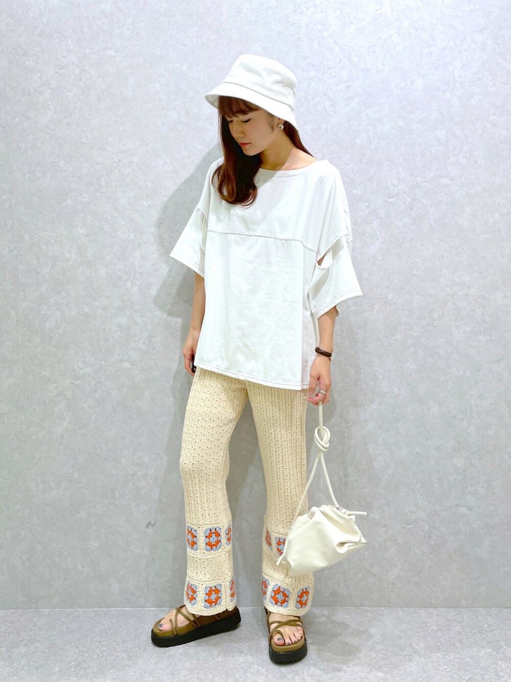 「へザー、Heather、バケットハット、バケハ、ホワイトコーデ、ワントーンコーデ、厚底サンダル、ニットパンツ、クロシェ、クロシェ編み、ゆるコーデ」｜「HeatherのショルダースリットＴシャツ　948794（Tシャツ/カットソー、ホワイト系）」を使った、ariさん（レディース・158cm）の夏コーディネートの1枚目の写真