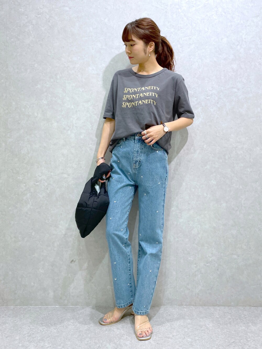 「へザー、Heather、ロゴT、デニムパンツ、刺繍、ラフコーデ、オトナカジュアル、ゆるコーデ、クリアサンダル、シンプル」｜「HeatherのアソートロゴＴシャツ　956904（Tシャツ/カットソー、ブラック系）」を使った、ariさん（レディース・158cm）の夏コーディネートの1枚目の写真