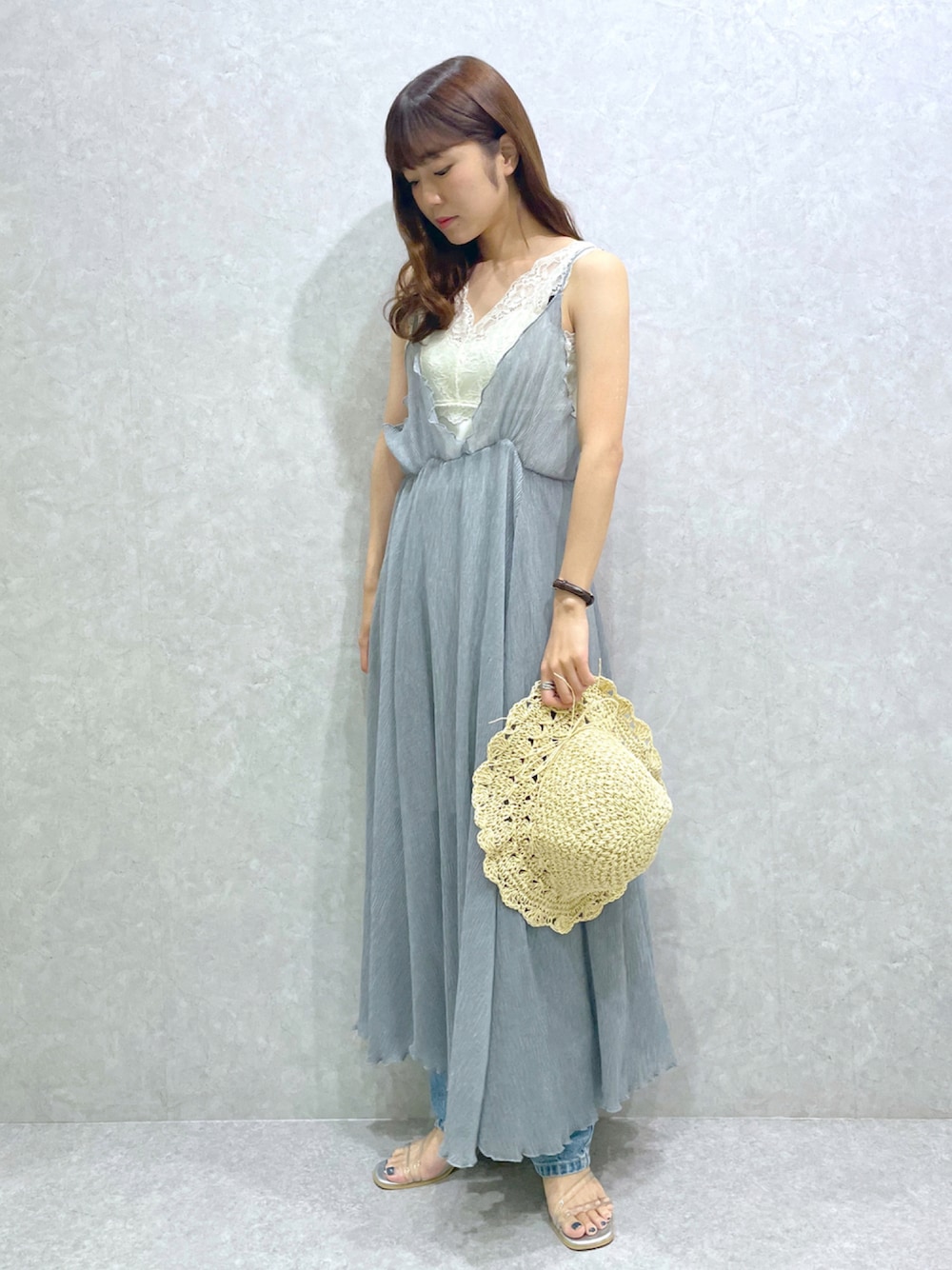「キャミワンピ、デニムパンツ、大人カジュアル、夏セールで買いました、クリアサンダル、レースタンク、へザー、Heather、レイヤードスタイル、夏コーデ」｜「Heatherのウェイビープリーツキャミワンピース　948480（ワンピース、グレー系）」を使った、ariさん（レディース・158cm）の夏コーディネートの1枚目の写真