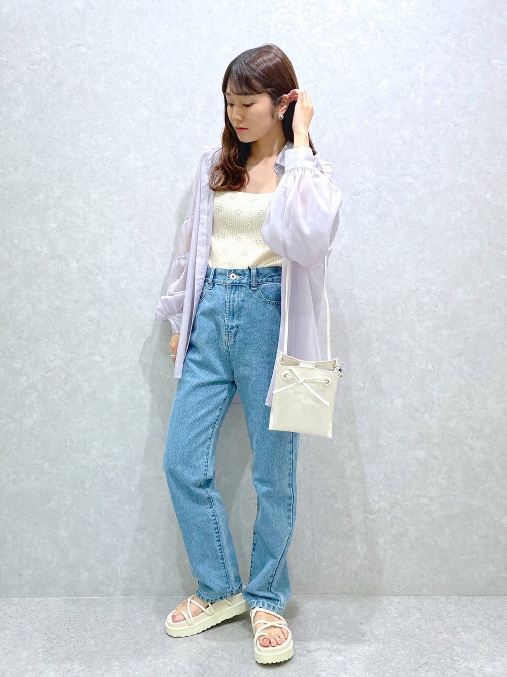 「へザー、Heather、厚底サンダル、オトナカジュアル、キレイめカジュアル、シアーシャツ、デニムパンツ、デニムコーデ、シアートップス、ヘルシーコーデ」｜「Heatherのキラキラシアーシャツ　935398（シャツ/ブラウス、パープル系）」を使った、ariさん（レディース・158cm）の夏コーディネートの1枚目の写真