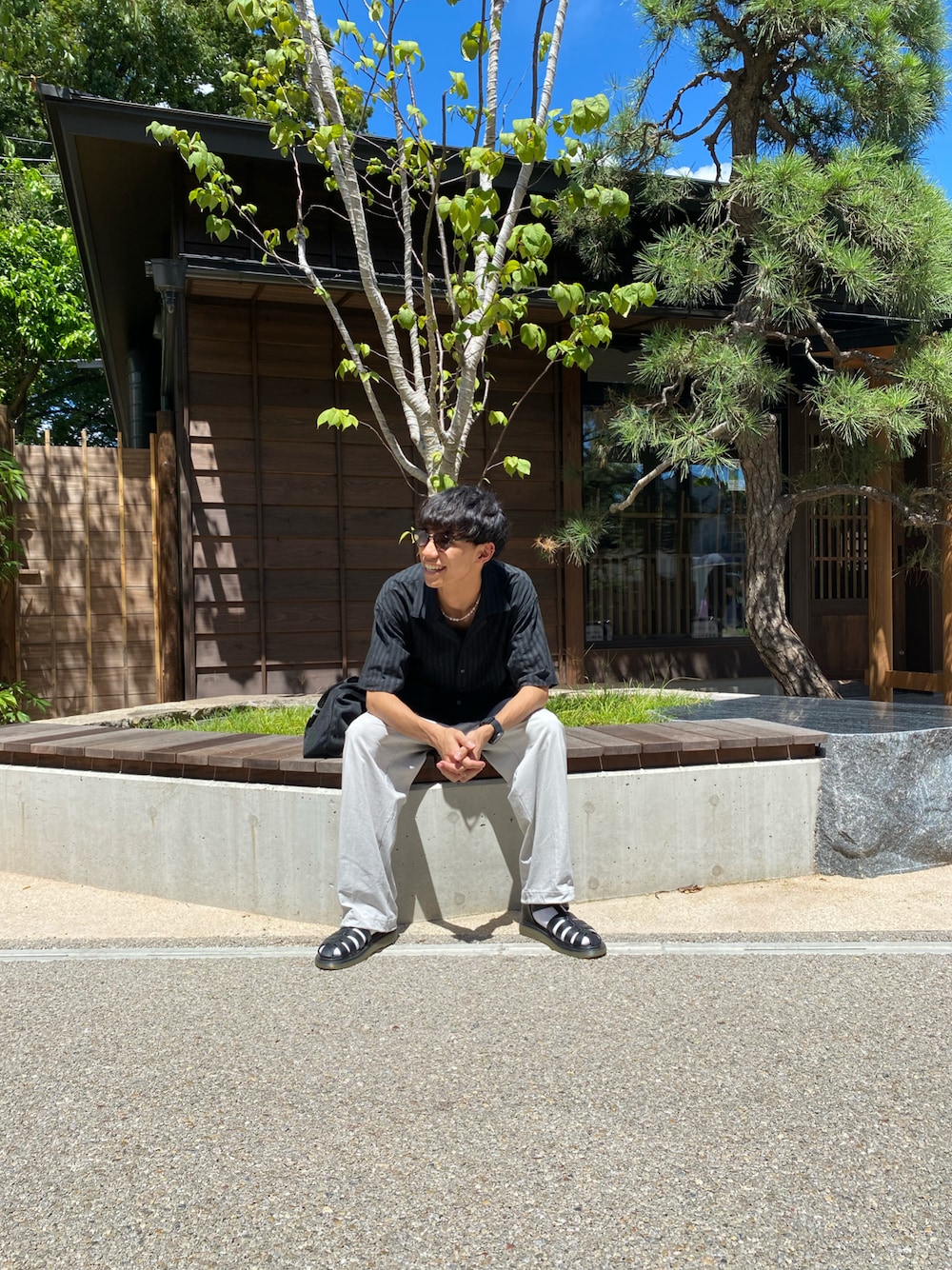 「夏コーデ、休日スタイル、温泉、モノトーン、サングラス」｜「juhaのJUHA LENO CLOTH STRIPE S/S SHIRT (10130704)（シャツ/ブラウス、ブラック系）」を使った、とっぽさん（メンズ・178cm）の秋コーディネートの1枚目の写真