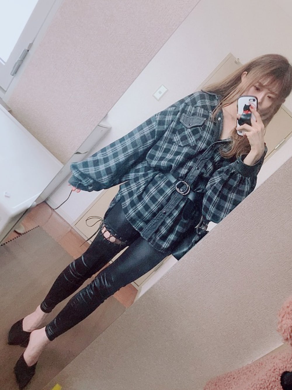「GYDA、GYDAコーデ、チエックシャツ、ブラックコーデ、レギンス」｜「GYDAのデニムドッキングチェックBIG シャツ（シャツ/ブラウス、ブラック系）」を使った、みほたろさん（レディース・160cm）の秋コーディネートの1枚目の写真