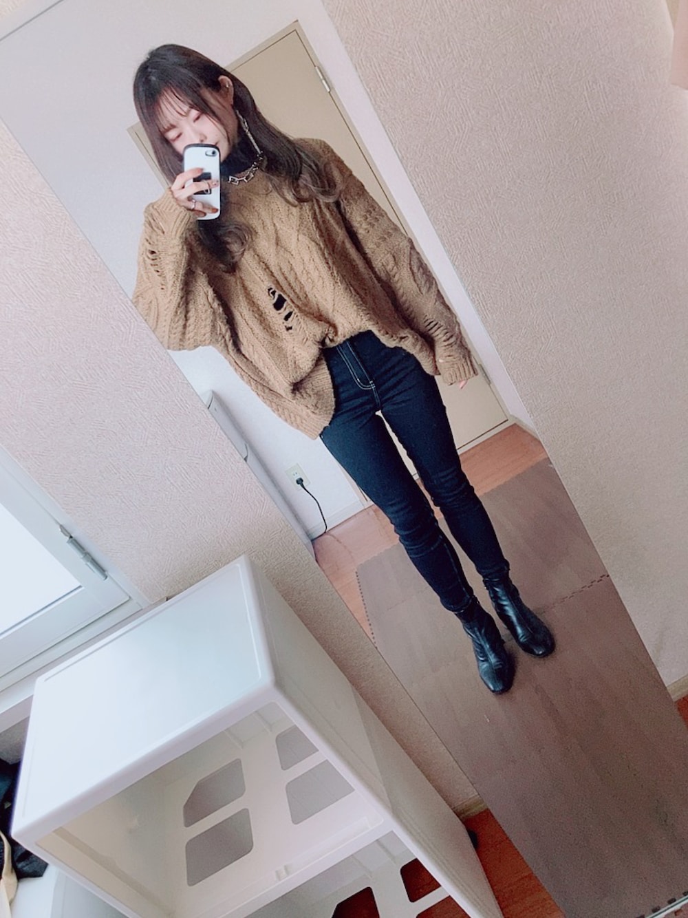 「GYDA、GYDAコーデ、スキニー、スキニーパンツ、ショートブーツ」｜「GYDAのワンウォッシュハイウエストパンツ（デニムパンツ、ブラック系）」を使った、みほたろさん（レディース・160cm）の春コーディネートの1枚目の写真