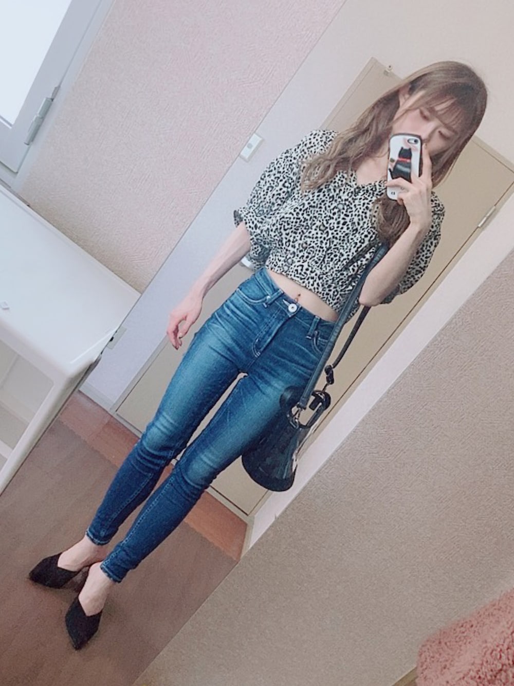 「GYDA、ENVYM、デニム、お洒落さんとつながりたい、きれいめカジュアル、デニムパンツ、スキニー、スキニーデニム、スキニーパンツ、ヘソだし、へそピ」｜「ENVYMのカシュクールギャザーＢＬ（シャツ/ブラウス、その他）」を使った、みほたろさん（レディース・160cm）の秋コーディネートの1枚目の写真