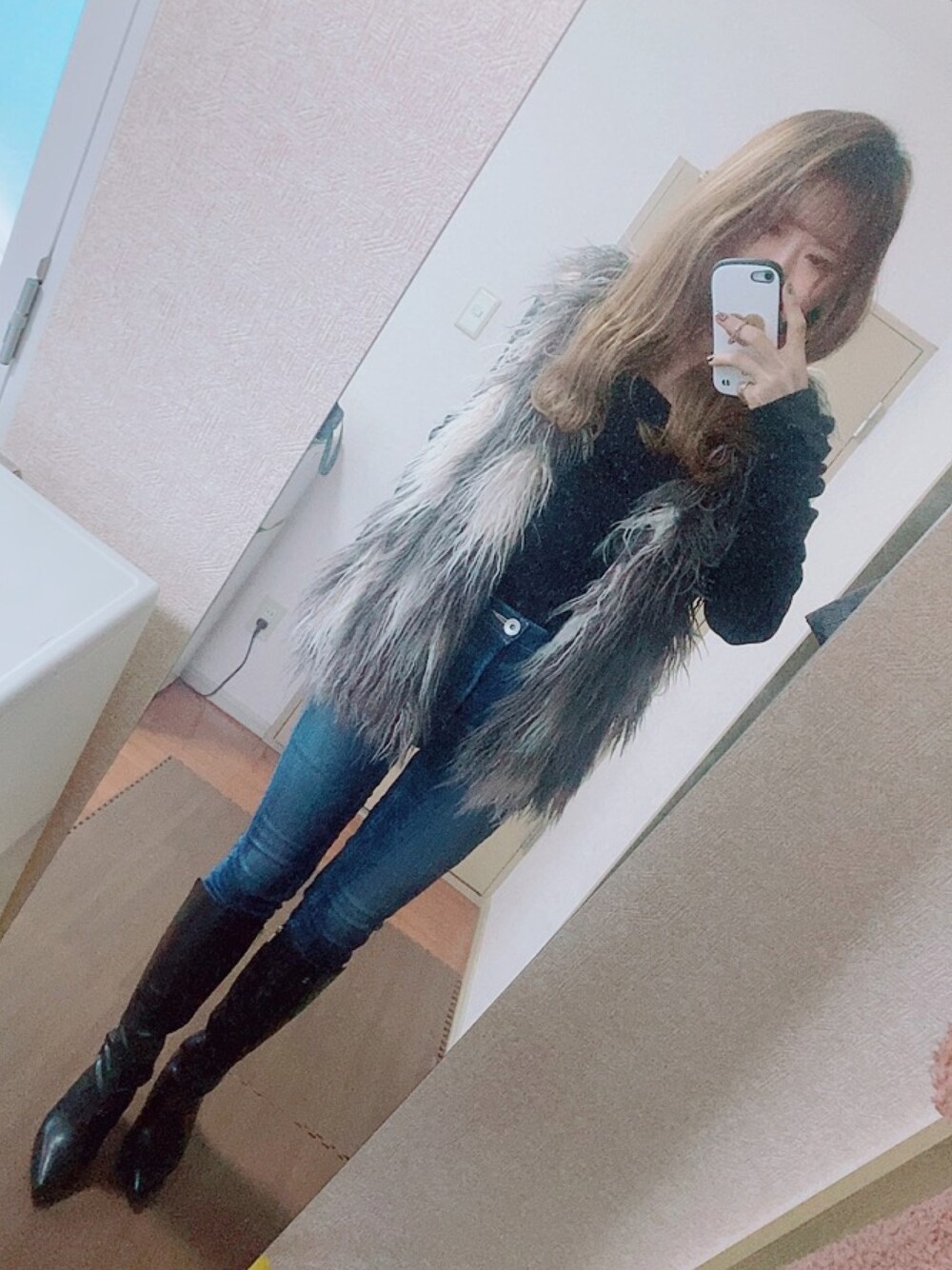 「GYDA、GYDAコーデ、GYDAデニム、デニム、デニムパンツ、スキニーデニム、スキニーパンツ、ロングブーツ、ファーベスト」｜「GYDAのM/W SHAPELYスキニーデニムパンツ（デニムパンツ、ブルー系）」を使った、みほたろさん（レディース・160cm）の秋コーディネートの1枚目の写真