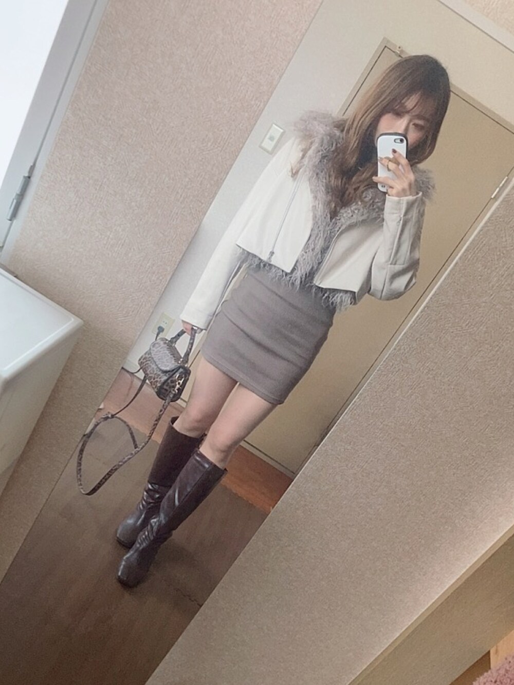 「GYDA、GYDAコーデ、冬コーデ、ワンピース、タイトワンピース、ミニワンピ」｜「Chicoのレザーロングブーツ（ブーツ、ブラウン系）」を使った、みほたろさん（レディース・160cm）の冬コーディネートの1枚目の写真
