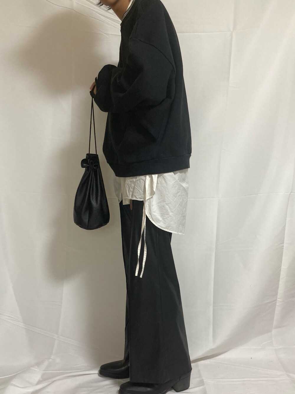 「秋冬コーデ、メンズファッション、おしゃれさんと繋がりたい、シンプルコーデ、モノトーン、レザーパンツ」｜「INTER FACTORYのWEARISTA Mr.SZK × INTER FACTORY　ムササビスウェット（スウェット、ブラック系）」を使った、ギャン管さん（メンズ・166cm）の秋コーディネートの1枚目の写真