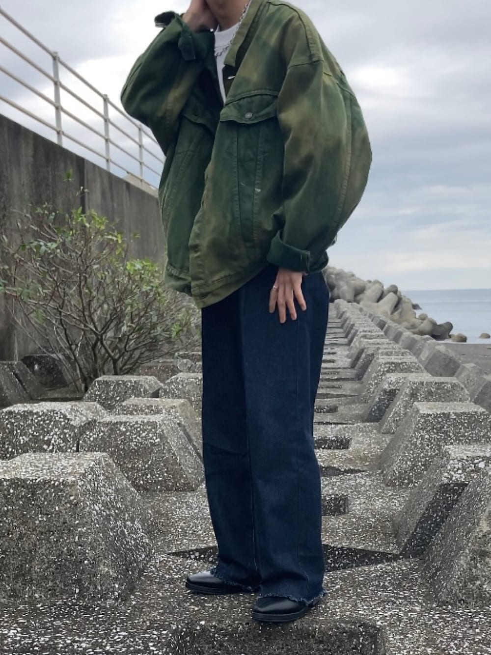 「秋冬コーデ、お洒落さんとつながりたい、今日のコーデ、ストリートコーデ、メンズコーデ、ミリタリー、古着MIX、古着、低身長、デニム、ブーツ」｜「EMMA CLOTHESのカットオフヴィンテージ加工セミワイドストレートデニムパンツ EMMA CLOTHES 2022（デニムパンツ、ブルー系）」を使った、ギャン管さん（メンズ・166cm）の冬コーディネートの1枚目の写真