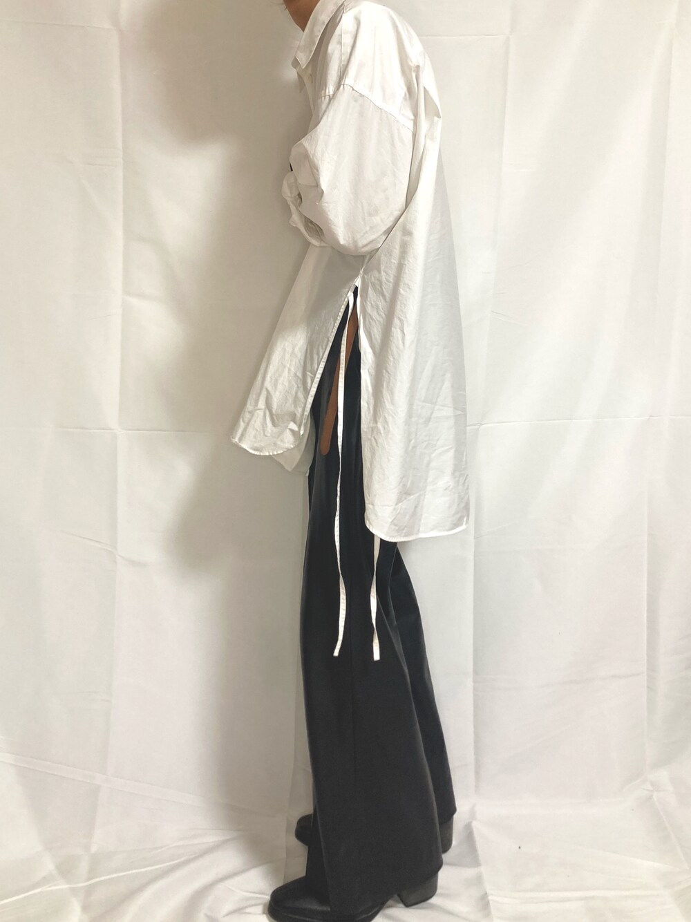 「秋ルック紹介するよ、秋のコーデ、シンプルコーデ、大人カジュアル、お洒落さんとつながりたい、大人コーデ、ootd、レザーパンツ、フレアパンツ」｜「RYO TAKASHIMAのアイテム（パンツ、ブラック系）」を使った、ギャン管さん（メンズ・166cm）の秋コーディネートの1枚目の写真