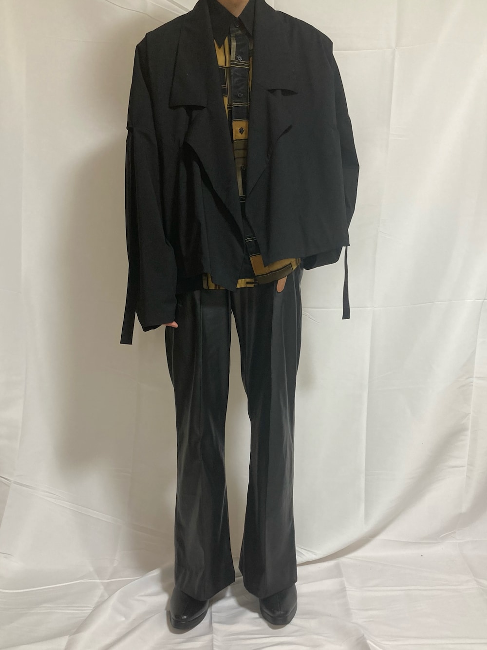 「秋ルック紹介するよ、フレアパンツ、秋コーデ、ワントーンコーデ、チェック、お洒落さんとつながりたい」｜「RYO TAKASHIMAのアイテム（パンツ、ブラック系）」を使った、ギャン管さん（メンズ・166cm）の秋コーディネートの1枚目の写真