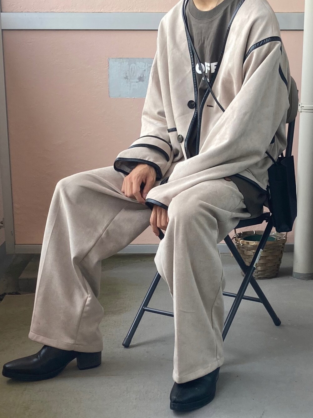 「おしゃれさんと繋がりたい、秋冬コーデ、ショルダーバッグ、秋カラー、ベージュ、カーディガン、セットアップ」｜「epnokのパンツ（その他パンツ、ベージュ系）」を使った、ギャン管さん（メンズ・166cm）の秋コーディネートの1枚目の写真