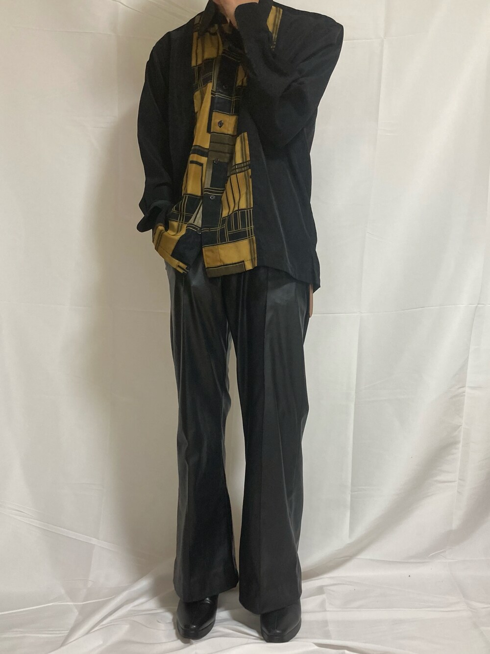 「秋ルック紹介するよ、秋コーデ、メンズファッション、シャツスタイル、レザーパンツ、フレアパンツ」｜「RYO TAKASHIMAのアイテム（パンツ、ブラック系）」を使った、ギャン管さん（メンズ・166cm）の秋コーディネートの1枚目の写真