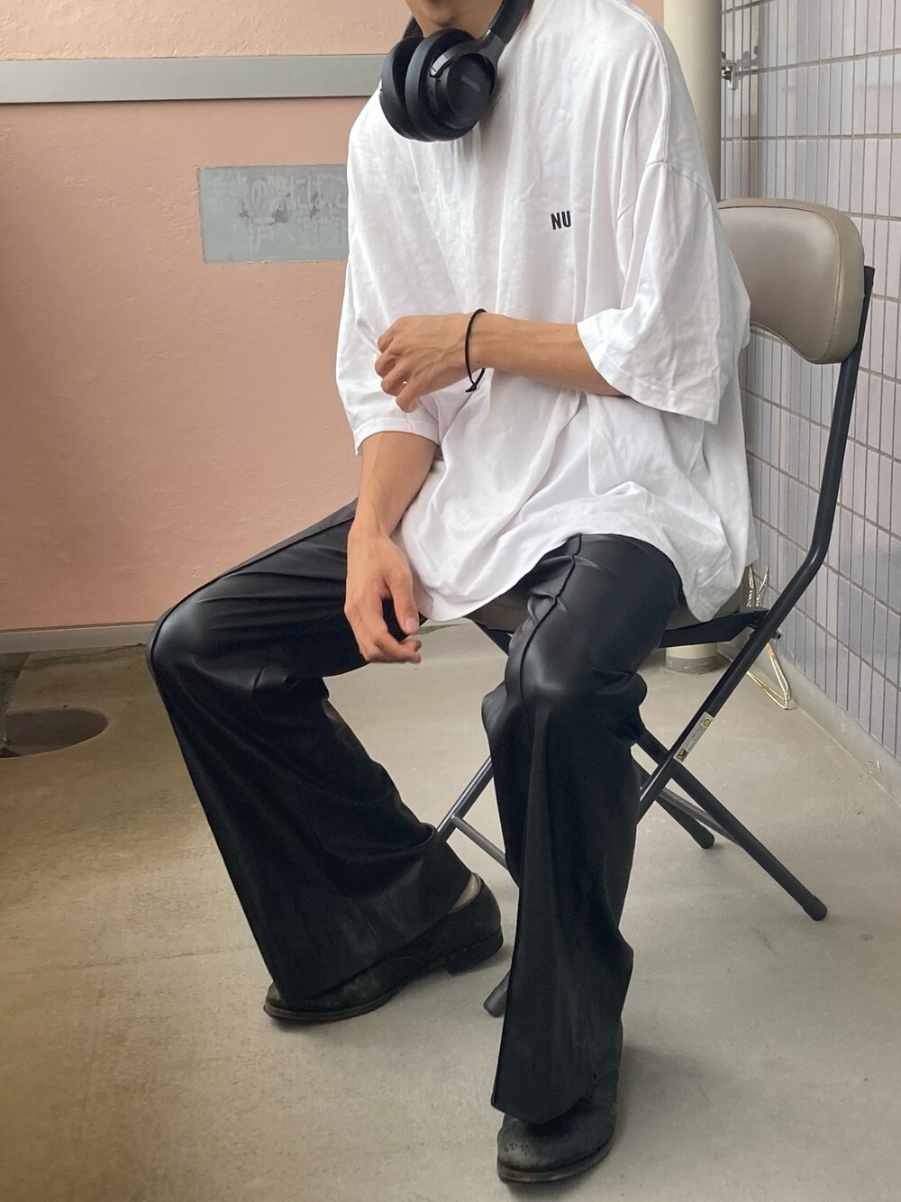 「シンプルコーデ、オーバーサイズ、ビッグシルエット、低身長、夏コーデ、フレアパンツ、レザーパンツ、モノトーン、モノトーンコーデ」｜「kutirのアソートプリントTシャツ　コラボアイテム（Tシャツ/カットソー、ホワイト系）」を使った、ギャン管さん（メンズ・166cm）の夏コーディネートの1枚目の写真