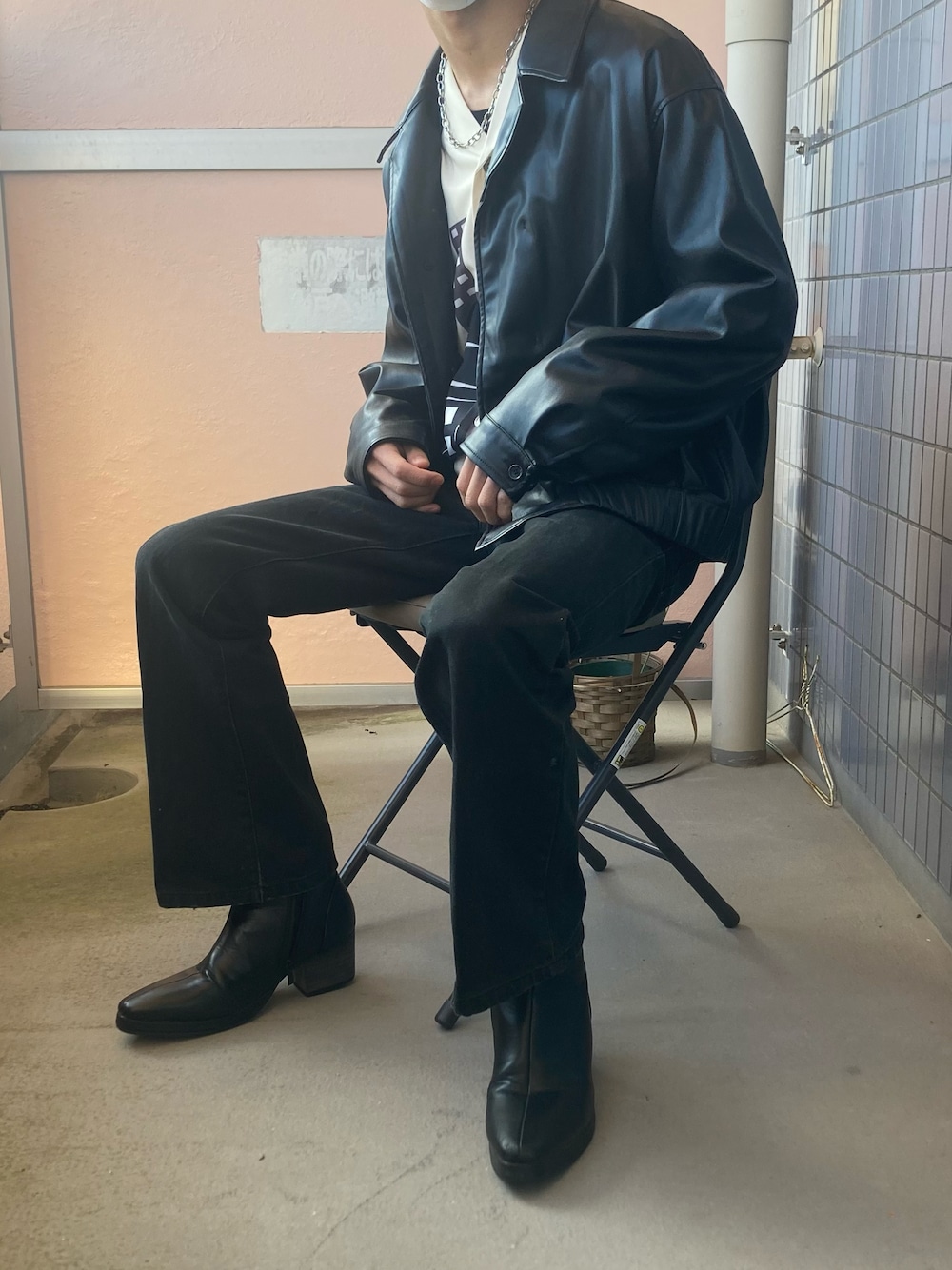 「オーバーサイズ、柄シャツ、フレアパンツ、ブーツ」｜「MASONPRINCEの【M.P Studios】ヴィンテージ加工  美シルエット フレアデニム ＆ ダメージデニム パンツ（デニムパンツ、ブラック系）」を使った、ギャン管さん（メンズ・166cm）の冬コーディネートの1枚目の写真