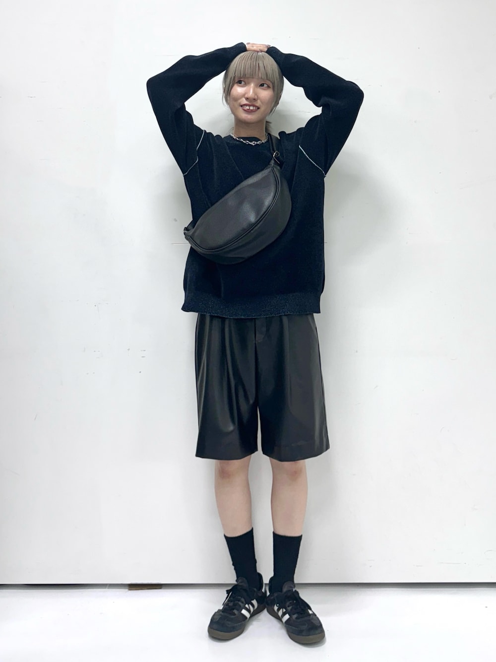 ブルー系のニット/セーター、ブラック系のその他パンツ、ブラック系のショルダーバッグを着用したレディースの秋コーディネートの1枚目の写真