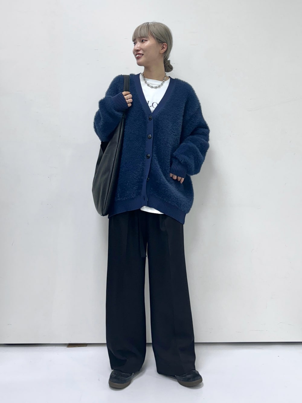 「シャギーカーディガン、シャギー、カーディガン、カーディガンコーデ、ロゴT、ワイドパンツ、ワイドパンツコーデ、青ニット、青、青コーデ、秋冬コーデ、オトナ女子、シンプルコーデ、きれいめカジュアル」｜「THE SHOP TK の【ライトアウター】フェザーVネックカーディガン/洗える（カーディガン/ボレロ、ブルー系）」を使った、omaさん（レディース・163cm）の秋コーディネートの1枚目の写真