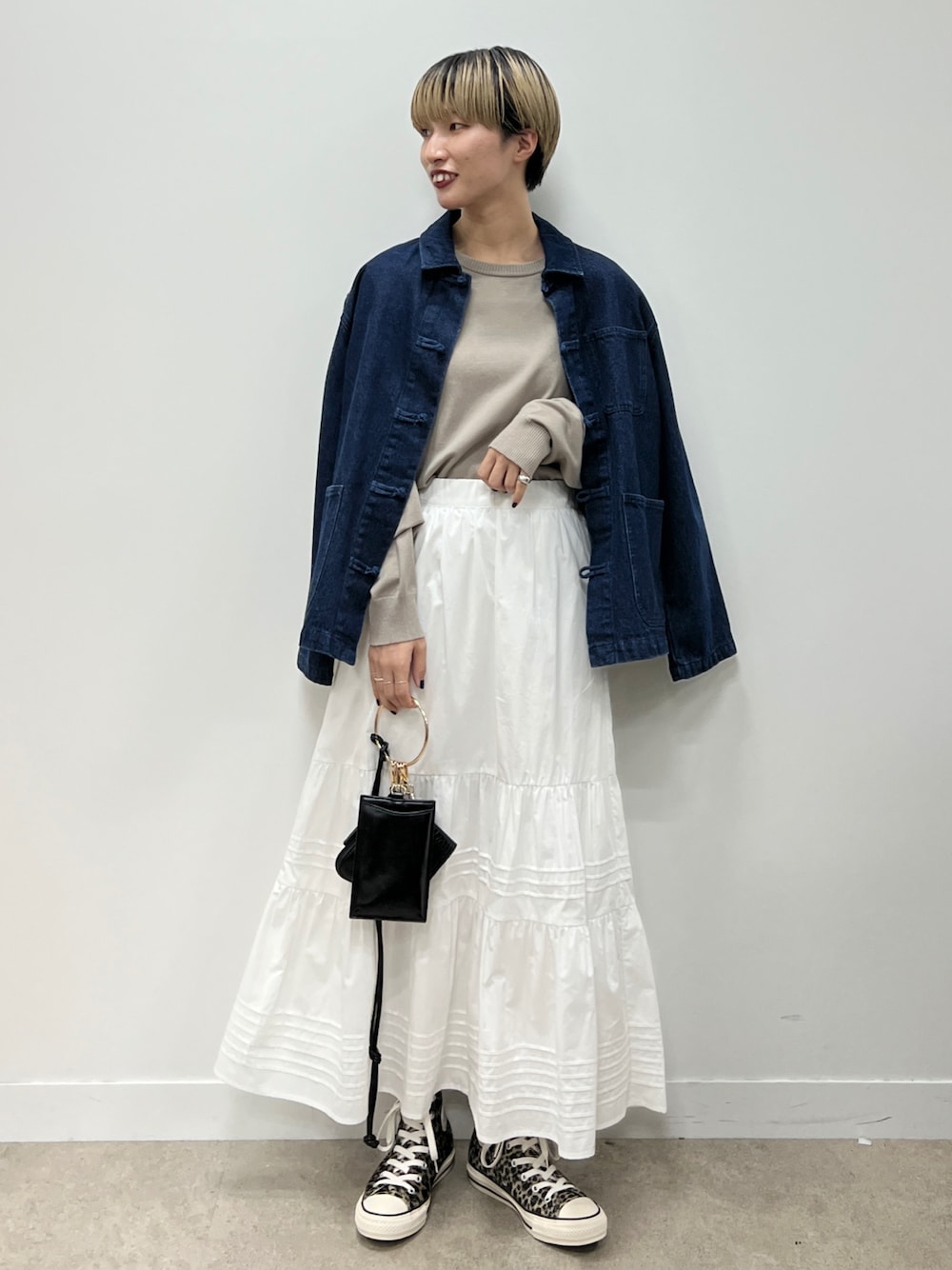 「シンプルスタイル、秋のコーデ、カジュアルコーデ、ゆるコーデ、オトナ女子、ミニバッグ、チャイナシャツ、ティアードスカート、レオパード、THE SHOP TK」｜「THE SHOP TK の【トレンド】デニムチャイナジャケット（デニムジャケット、ブルー系）」を使った、omaさん（レディース・163cm）の秋コーディネートの1枚目の写真