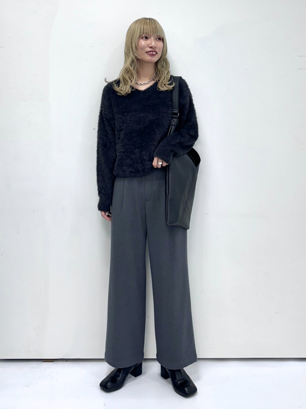 「ワントーンコーデ、モノトーンコーデ、フェザー、フェザーニット、休日スタイル、きれいめカジュアル」｜「THE SHOP TK の【＠BAILA　佐藤栞里さん着用】【前後2way】フェザーニット/洗える（ニット/セーター、ブラック系）」を使った、omaさん（レディース・163cm）の冬コーディネートの1枚目の写真